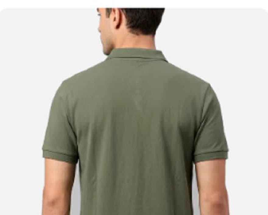 Modelo vestindo a camisa polo verde, visão traseira