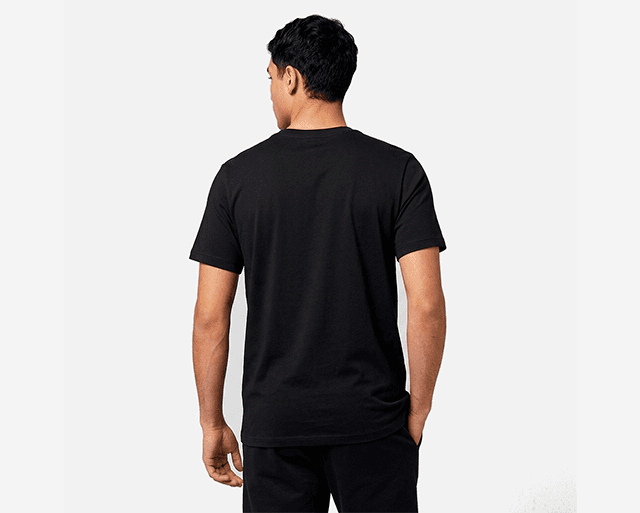 Modelo vestindo camiseta preta, visão traseira