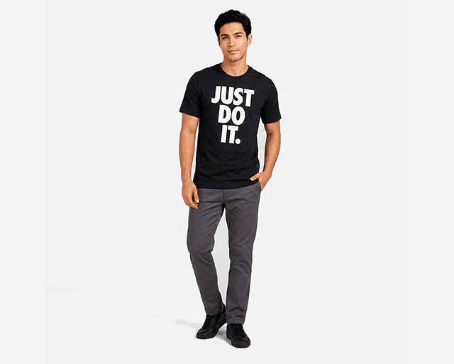 Modelo de corpo inteiro vestindo camiseta preta, fundo claro