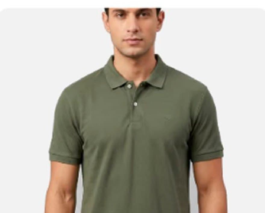 Modelo vestindo a camisa polo verde, visão frontal, fundo claro