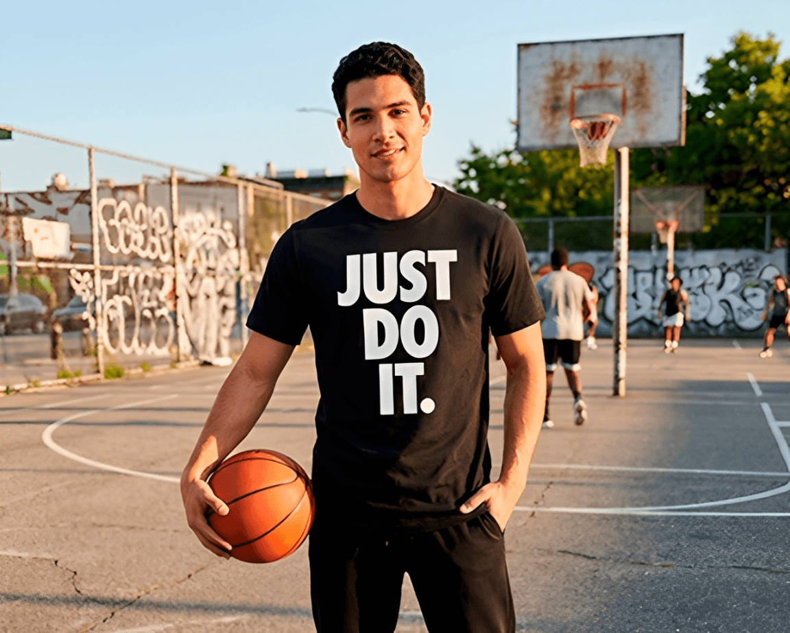Modelo usando camiseta preta em uma quadra de basquete ao ar livre